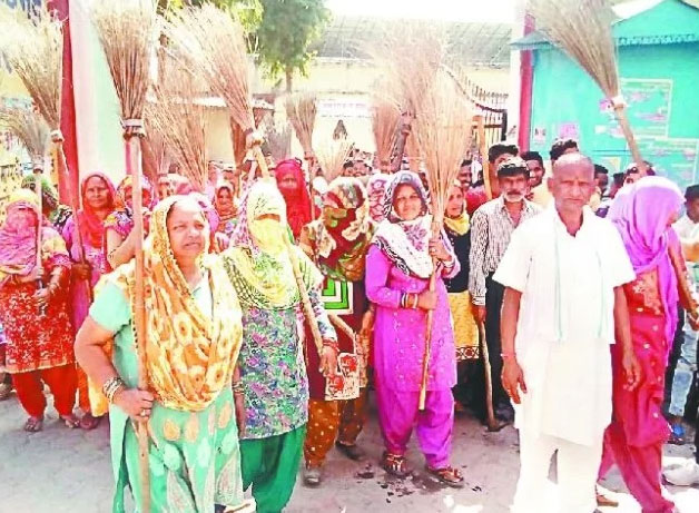 nagina cleaning workers