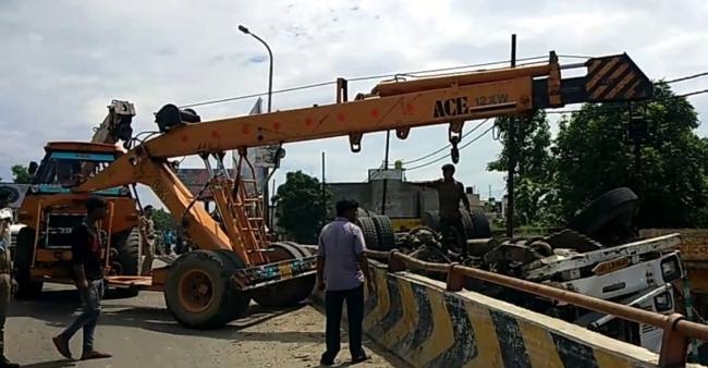 truck fallen najibabad