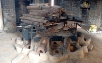 नगीना के मोहल्ला मनिहारी सराय में अब्दुल सलाम के घर पर लगी भट्टी जिस पर बनती थी कांच की शीशी।