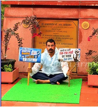 नगीना लाठीचार्ज विरोध में संसद परिसर में धरने पर बैठे चंद्रशेखर, बोले- हद से गुज़रा ज़ुल्म, अब बदलाव ज़रूरी है